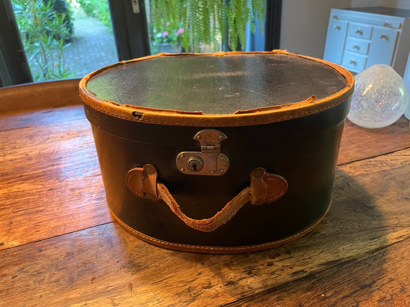 Brocante hoedendoos leren randen, Verzenden
