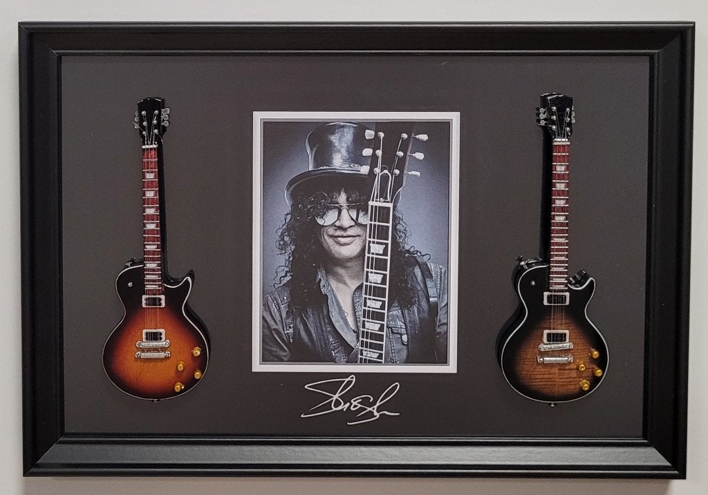 Slash Guns N' Roses 2 miniatuur gitaren op lijst wanddeco