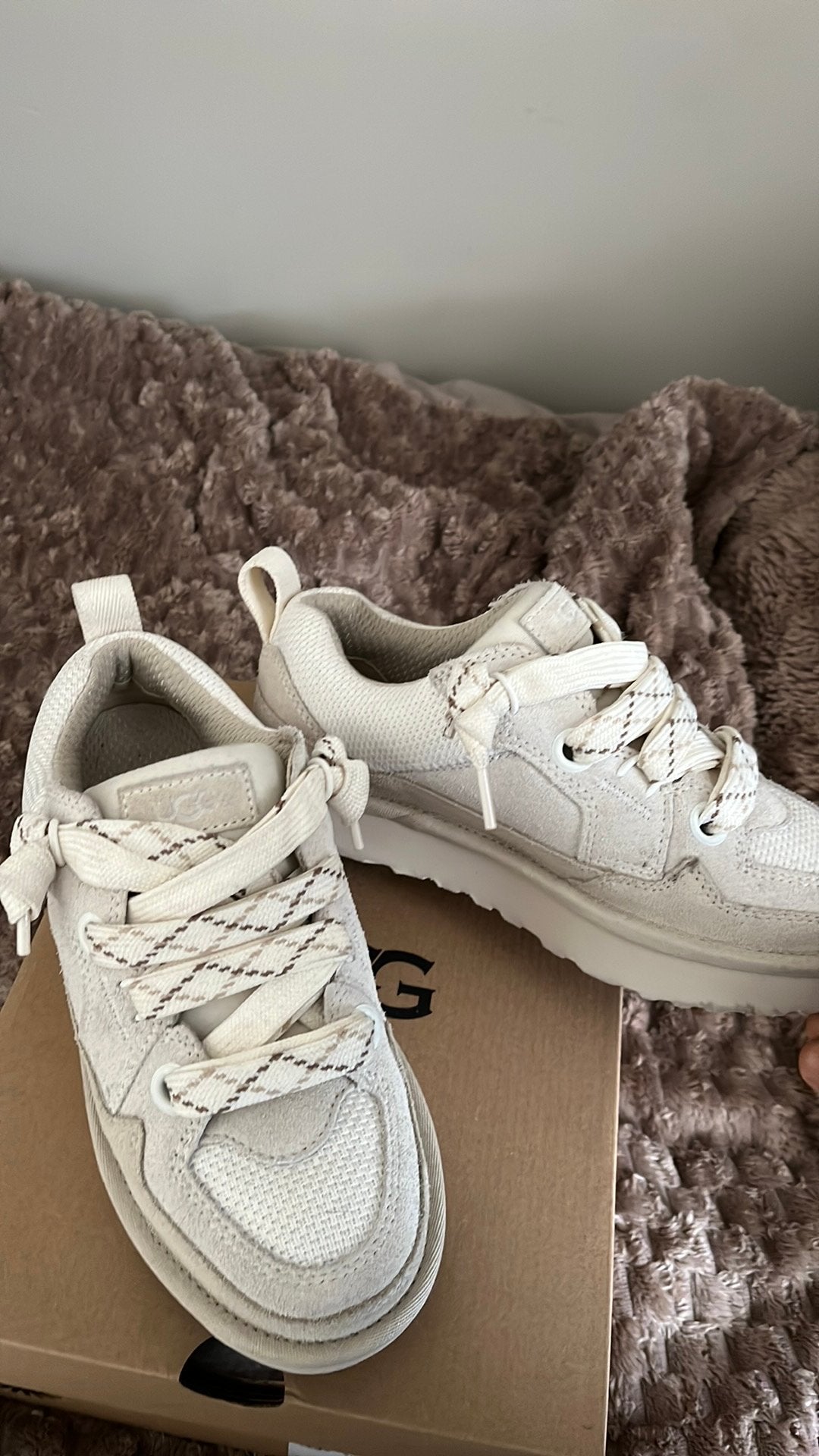 UGG lowmel white NIEUW, Kleding | Dames, Ophalen of Verzenden, Zo goed als nieuw, Wit, Pantoffels of Sloffen