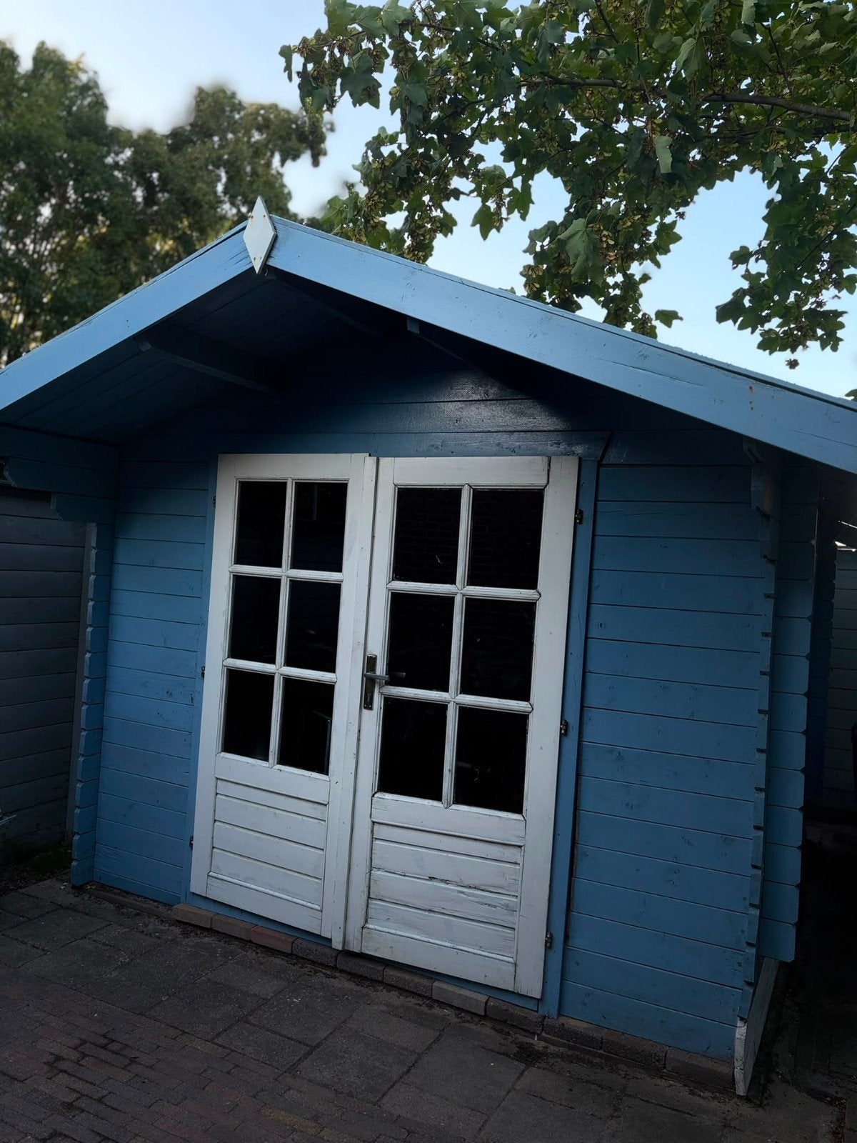 Blauwe houten ruime schuur met dubbele deuren, Tuin en Terras, Tuinhuizen, Ophalen, 250 tot 500 cm, Schuur, 2 ramen