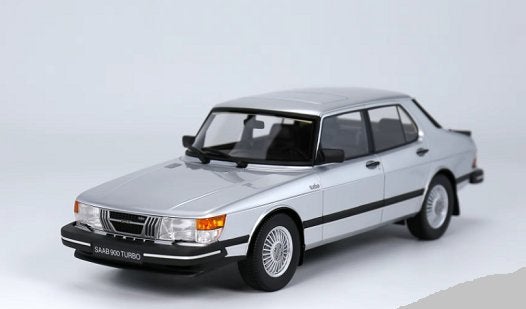 Saab 900 Turbo Sedan 1988 Zilver 1:18 (Inkl.Vitrine) DNA-Rad, Overige merken, Auto, Nieuw, Ophalen of Verzenden