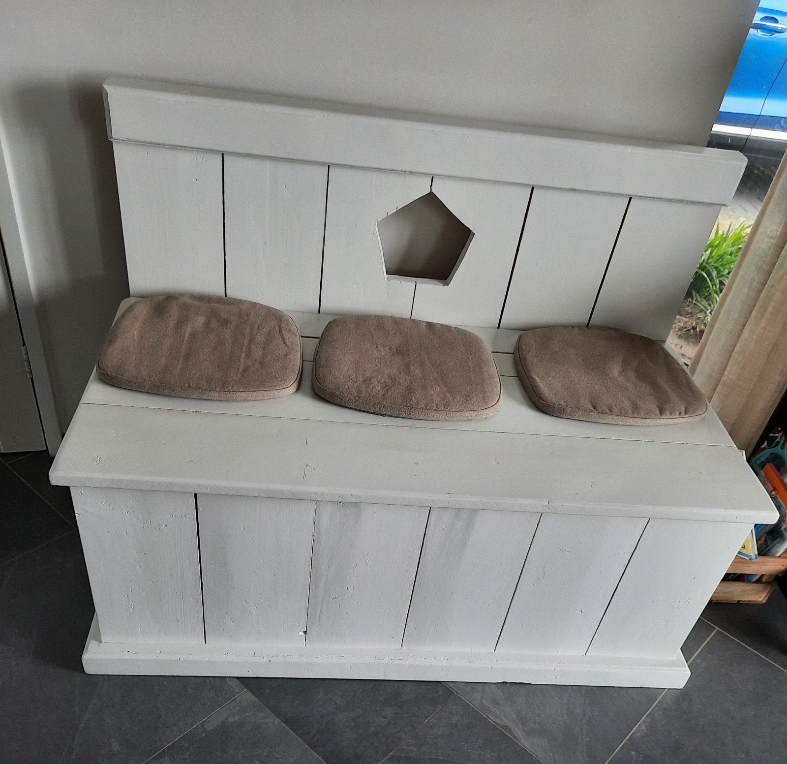 Witte houten bank met opbergruimte en kussens, Huis en Inrichting, Stoelen, Ophalen, Gebruikt, Drie, Wit