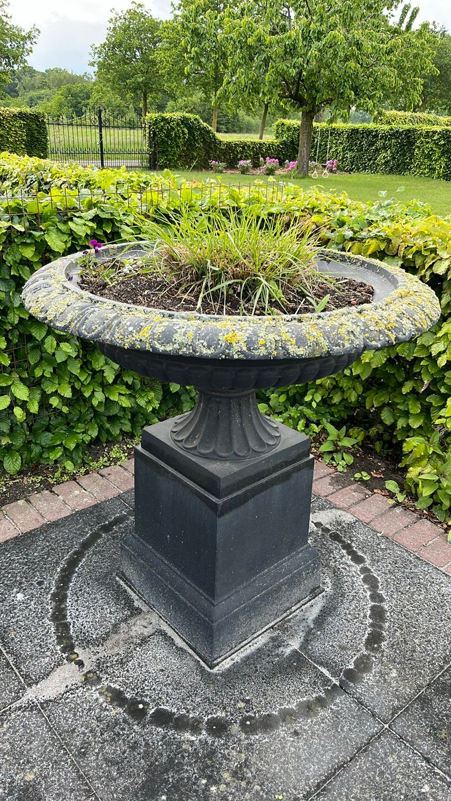 Grote gietijzeren plantenbak op sokkel, Ophalen, Gebruikt, Rond, Metaal