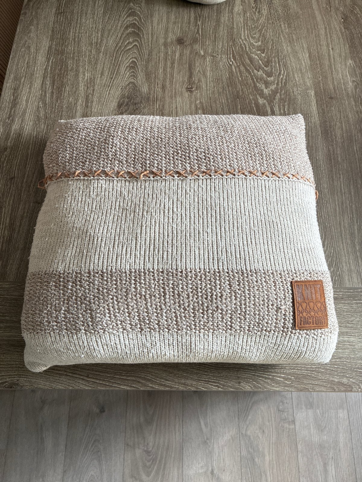 Gebreid sierkussen van The Knit Factory, Overige merken, Gebruikt, Inclusief binnenkussen, Beige
