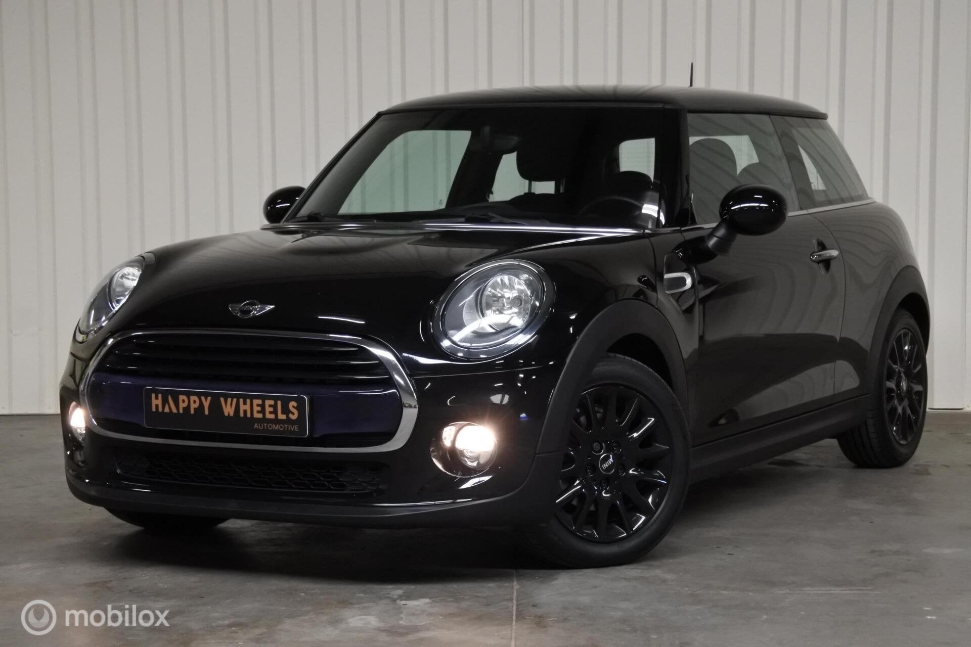 Mini I 1.5 I Cooper Business I NAP I Airco I Cruise I Navi, Voorwielaandrijving, Gebruikt, Met garantie (alle), 4 stoelen