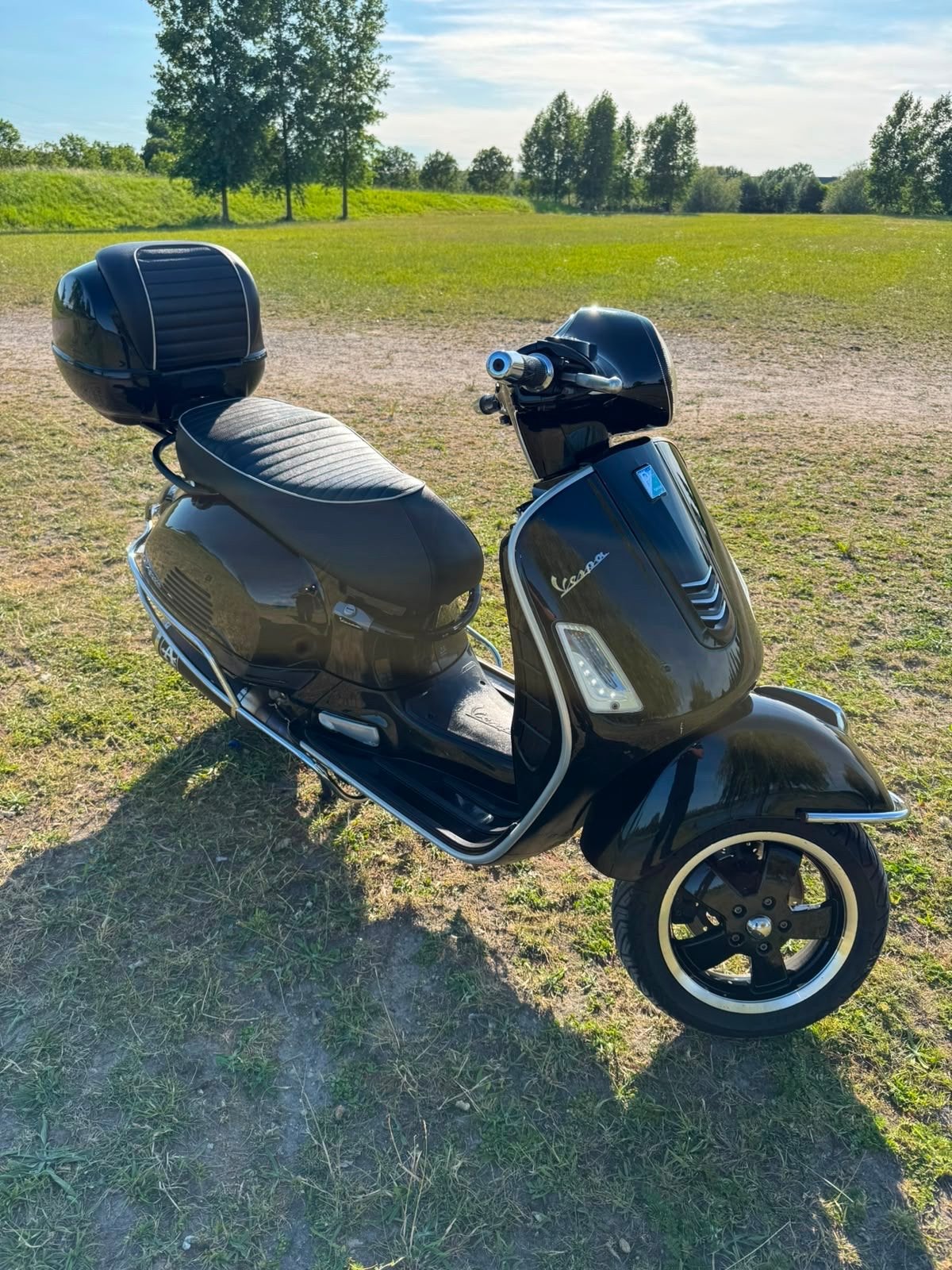 Vespa GTS Super 300 - Zwart met topkoffer en Arrow uitlaat, Ophalen of Verzenden, Gebruikt, Benzine, Overige modellen