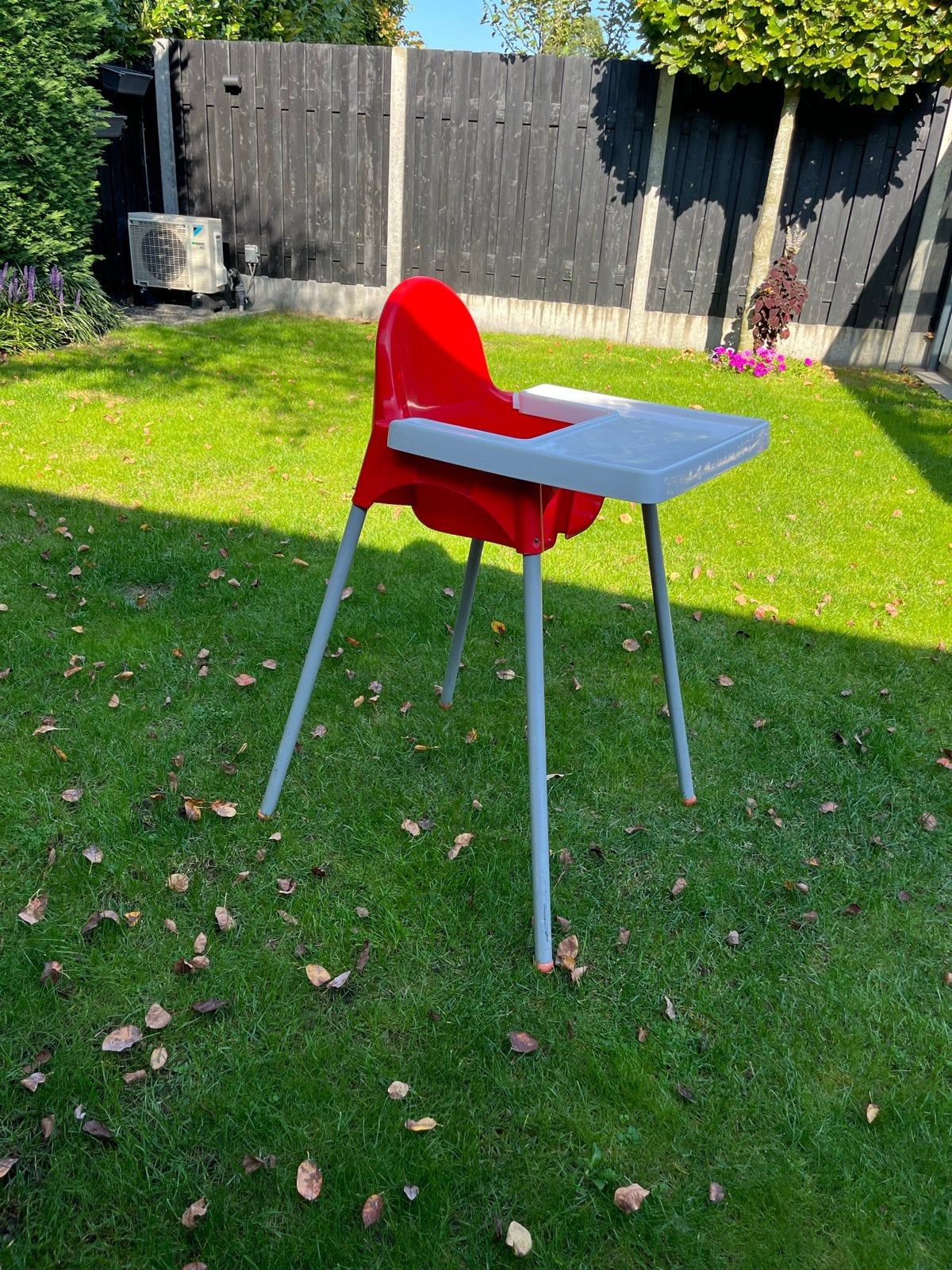 IKEA kinderstoel met eetblad - rood/wit, Ophalen, Gebruikt, Overige typen, Afneembaar eetblad