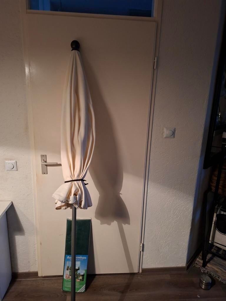 Parasol met hoes, Ophalen