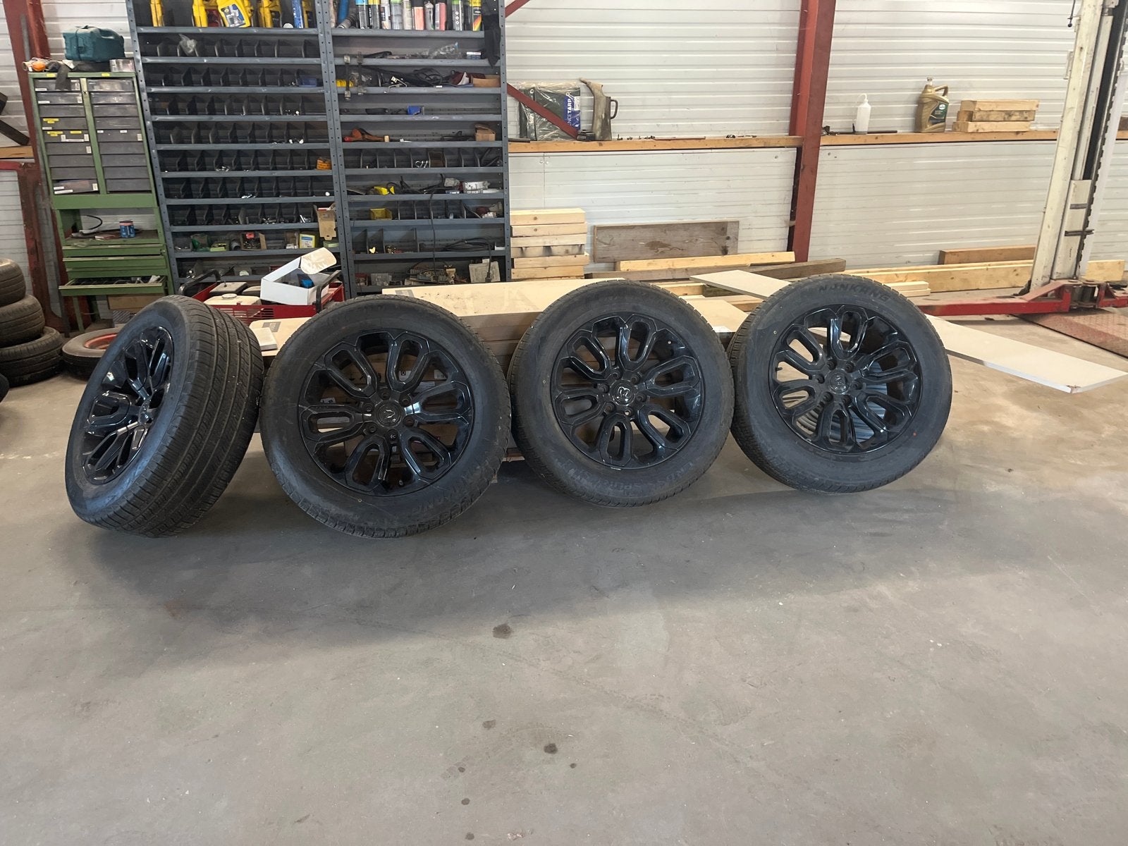 Ram 1500 5th gen 6 gaatszwarte velgen met banden 275/55R20, Auto-onderdelen, Ophalen, Gebruikt, 275 mm, Banden en Velgen