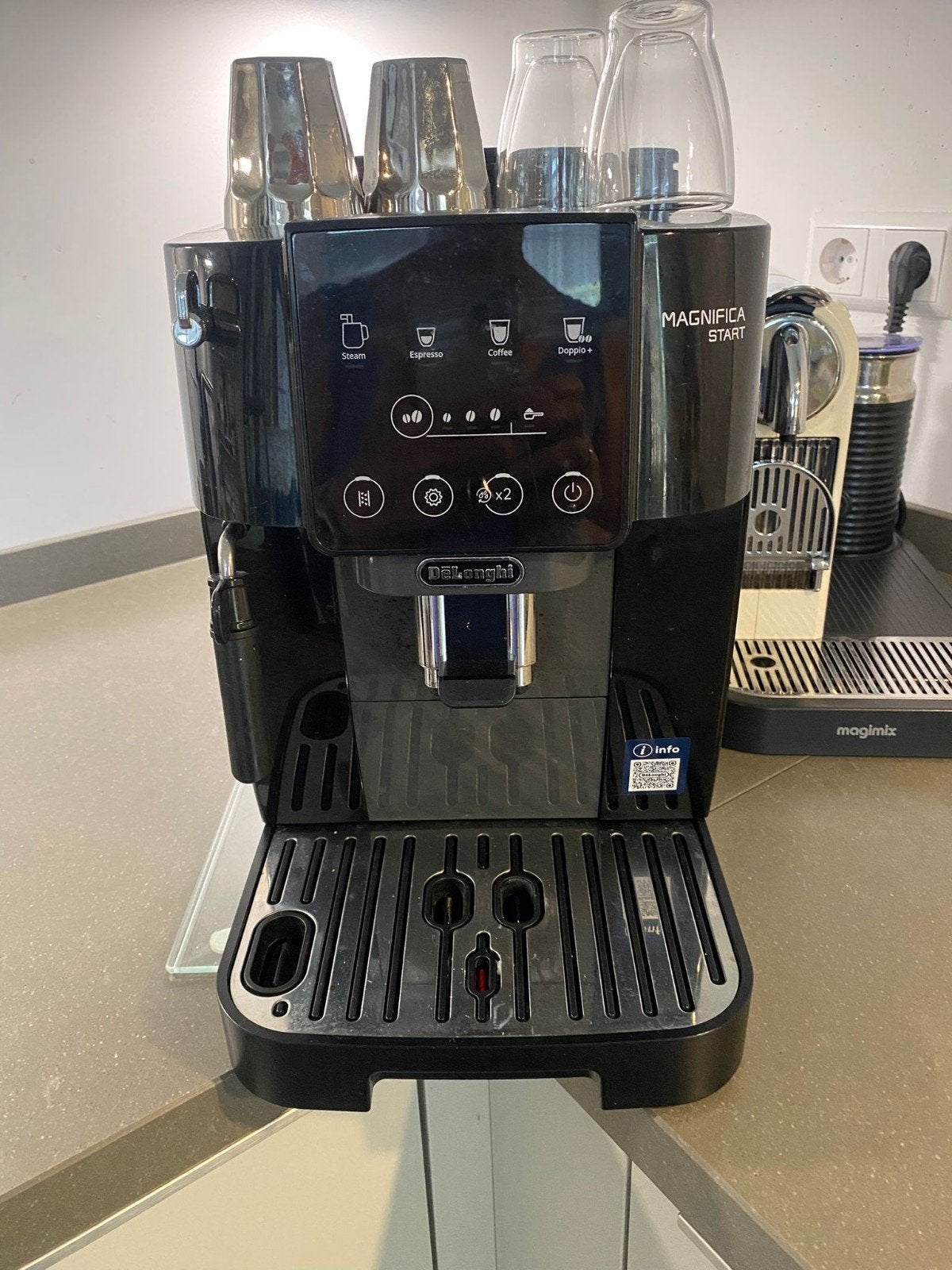 DeLonghi Magnifica Start Koffiemachine Z.G.A.N., Witgoed en Apparatuur, Koffiemachine, Zo goed als nieuw, Afneembaar waterreservoir