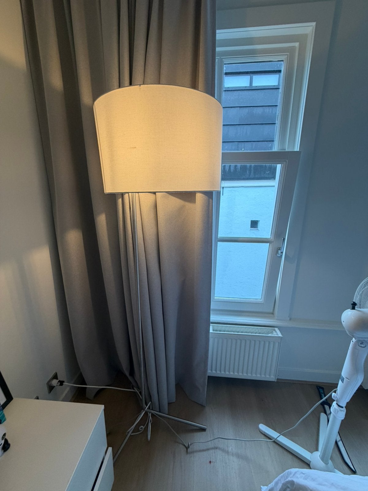 Tall metal floor lamp with white lampshade, Ophalen, Zo goed als nieuw