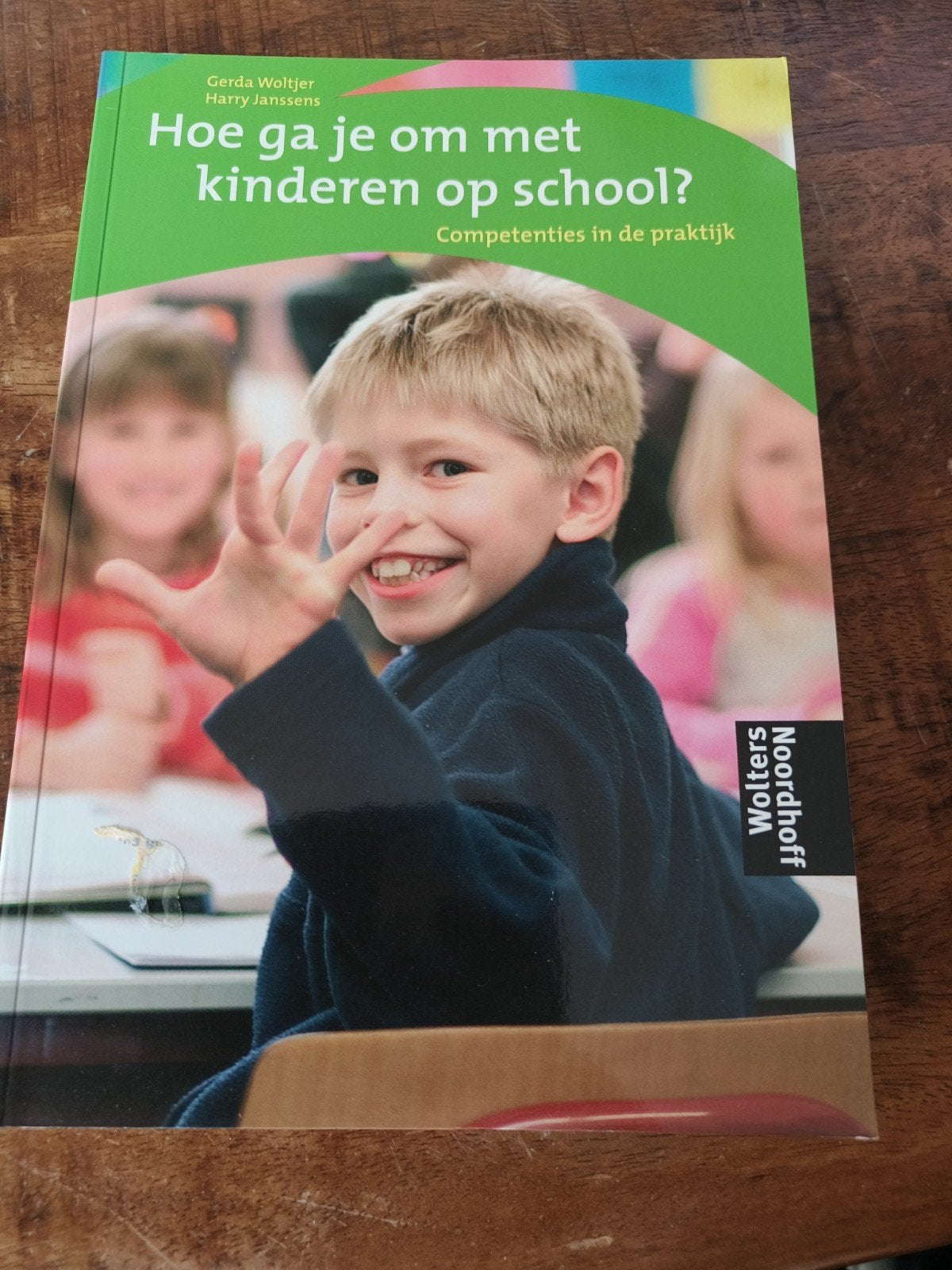 Hoe ga je om met kinderen op school? (Wolters Noordhoff), Boeken, Zo goed als nieuw, Gerda Woltjer, Harry Janssens, Gamma, HBO