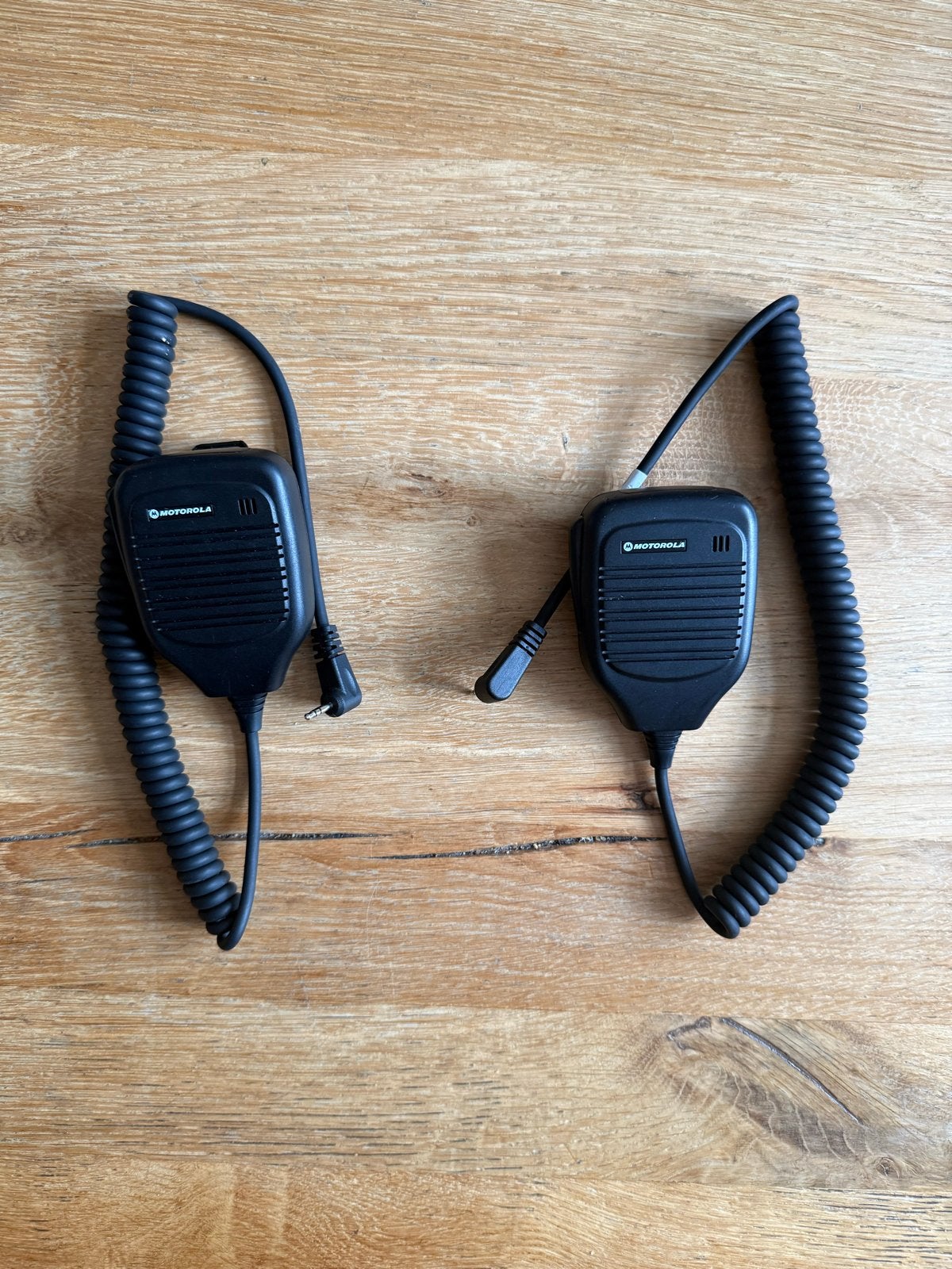 2x Motorola NTN8867A Microfoon met klem, Ophalen of Verzenden, Gebruikt, Toebehoren, Met broekklem