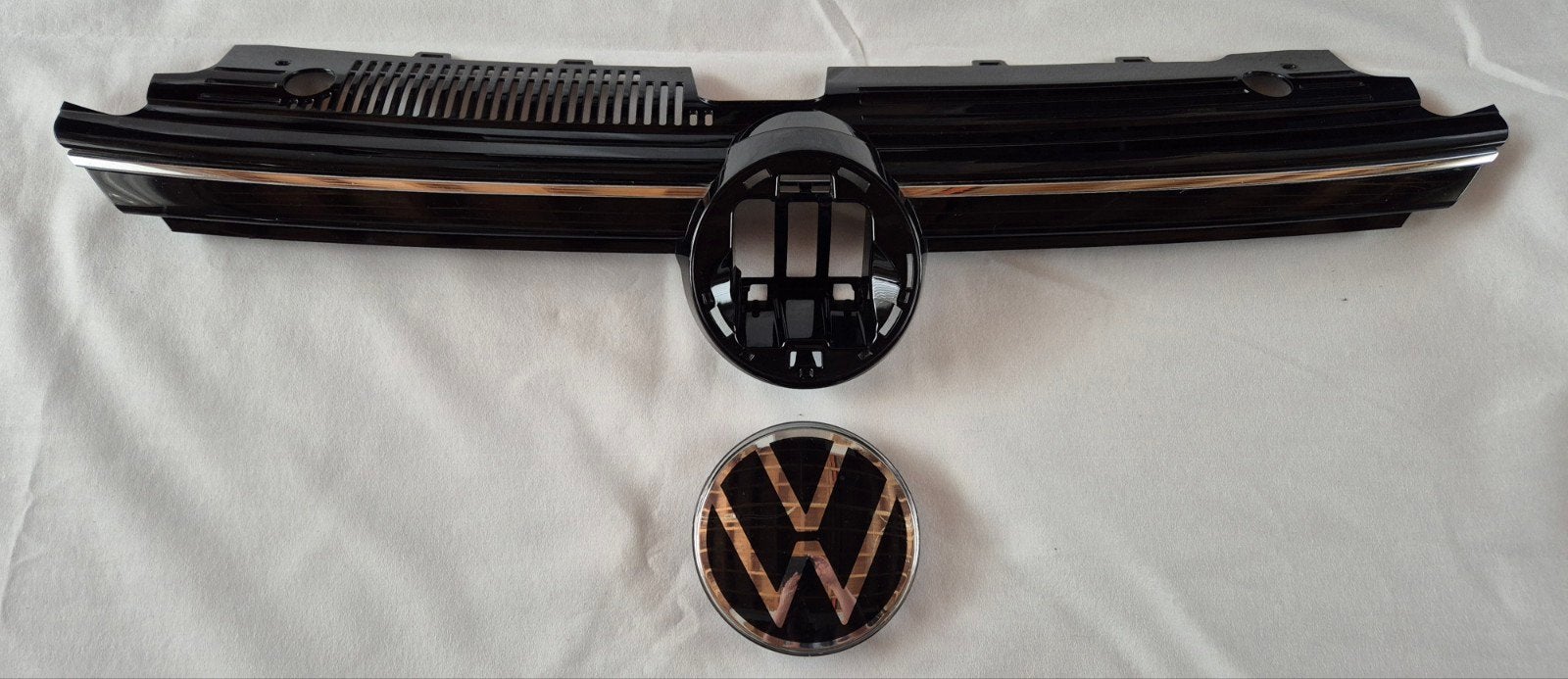 schade VW GRILL GRIL GOLF 8 MET VW  EMBLEEM, Gebruikt, Ophalen of Verzenden, Bumper, Volkswagen
