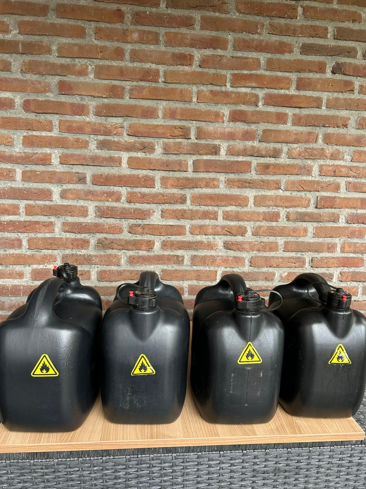 UN goedgekeurde benzine/ diesel jerrycans, Ophalen