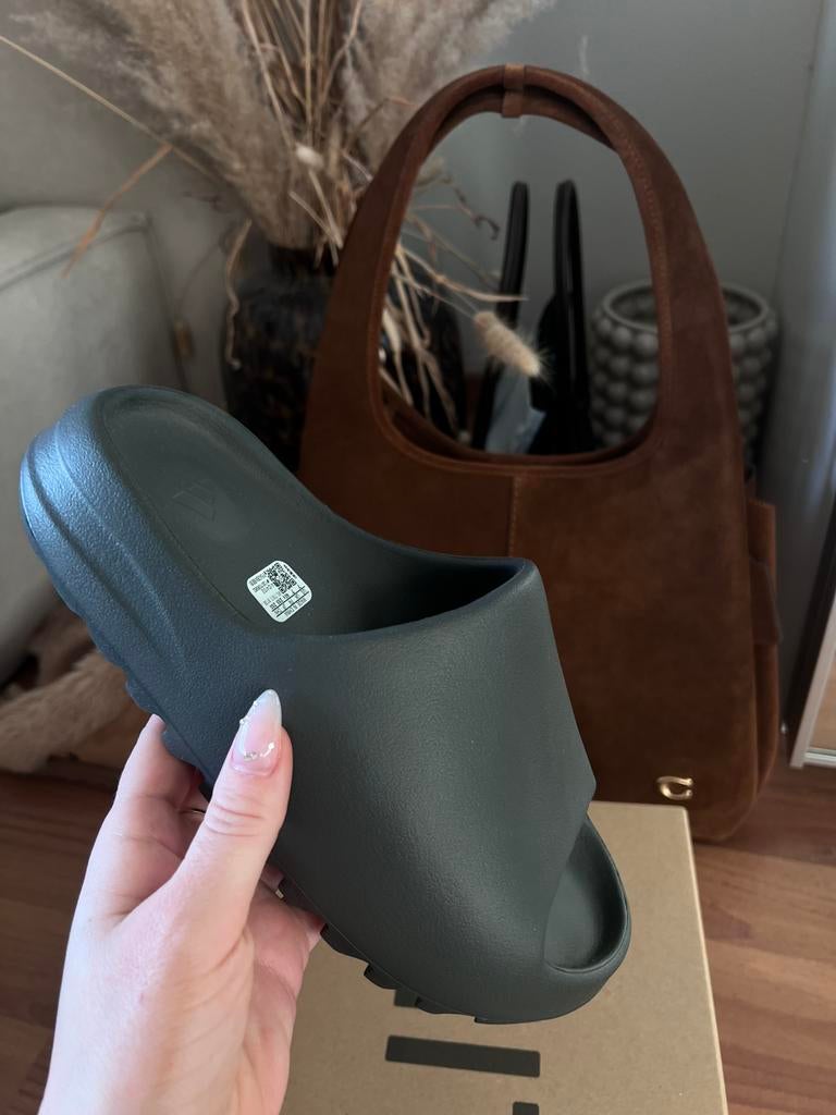Yeezy slide granite 40,5, Kleding | Dames, Schoenen, Ophalen of Verzenden, Nieuw, Sneakers of Gympen