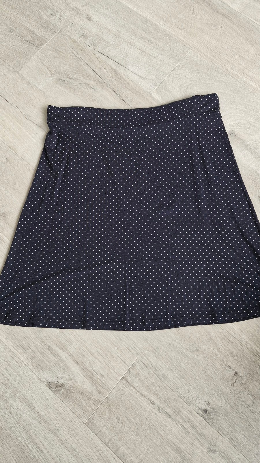 Zwarte rok met stippen maat 44, Kleding | Dames, Rokken, Zwart, Maat 42/44 (L), Ophalen of Verzenden, Knielengte