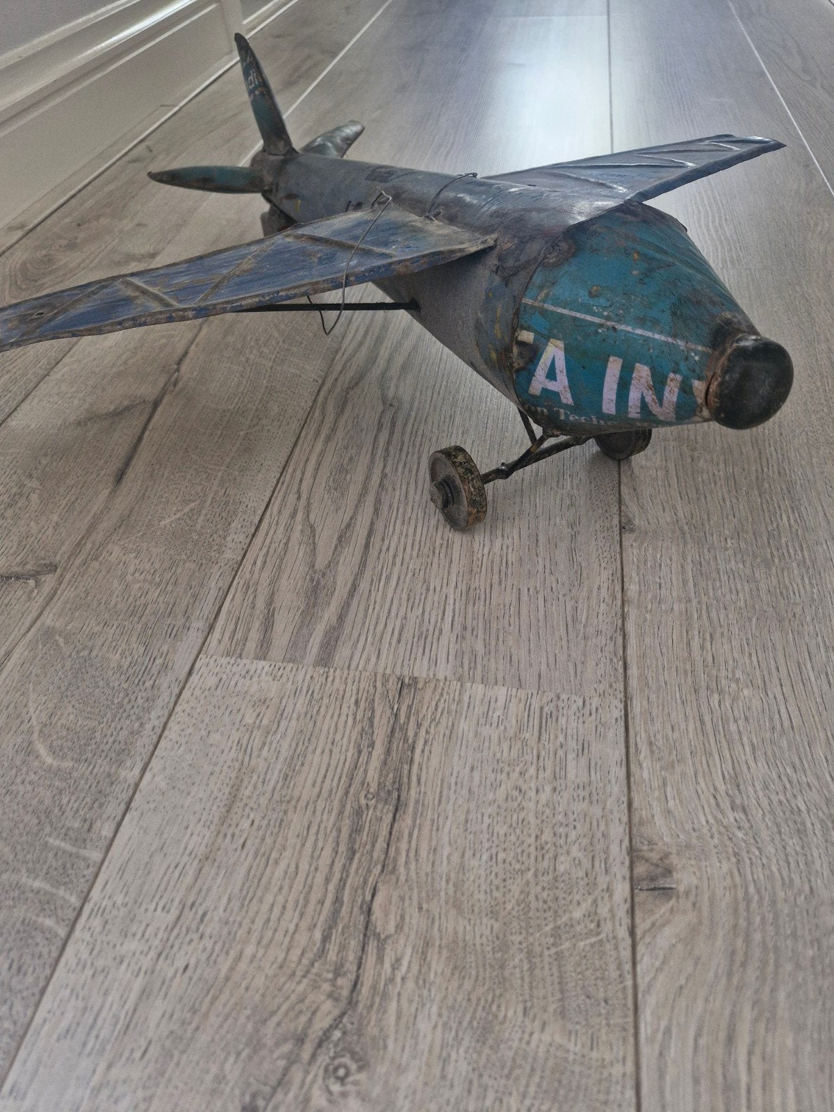 Vintage metal speelgoedvliegtuig - decoratief object, Overige merken, Gebruikt, Ophalen of Verzenden, Groter dan 1:32