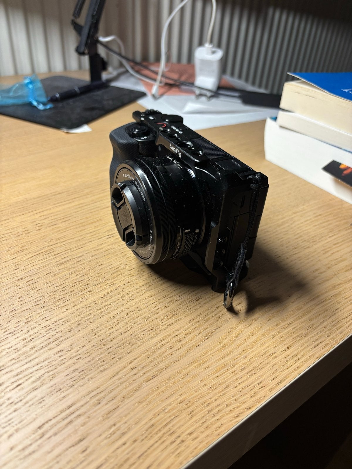 Sony ZV-E10 met kitlens, SmallRig cage, originele doos, Ophalen, Zo goed als nieuw, Sony, Draagriem