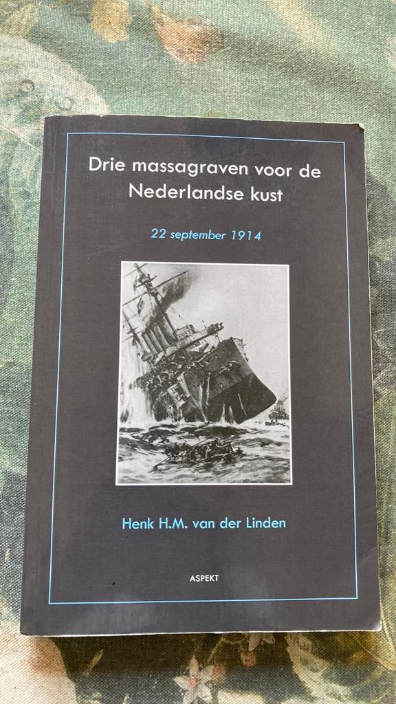 Drie massagraven voor de Nederlandse kust. 22 sept. 1914, Ophalen of Verzenden, Zo goed als nieuw, Henk H.M. van der Linden