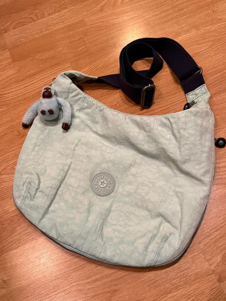 Lichtblauwe schoudertas van Kipling met aapje, Sieraden, Tassen en Uiterlijk, Tassen | Schoudertassen, Gebruikt, Kipling, Blauw