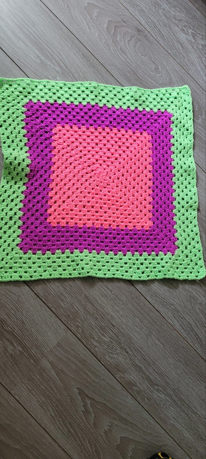 Gehaakte dekentje /kleedje frisse kleuren, Hobby en Vrije tijd, Breien en Haken, Ophalen of Verzenden, Nieuw, Haken, Overige typen