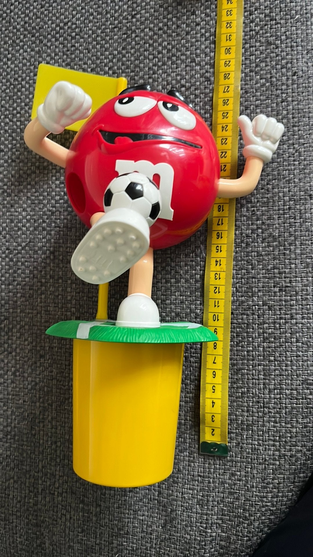 M&M ‘s dispenser voetballer met gele vlag, Ophalen of Verzenden, Zo goed als nieuw