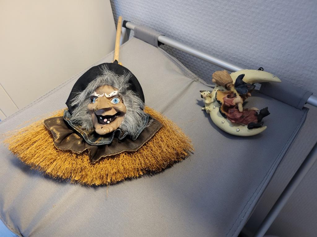 2 decoratie heksjes, Ophalen