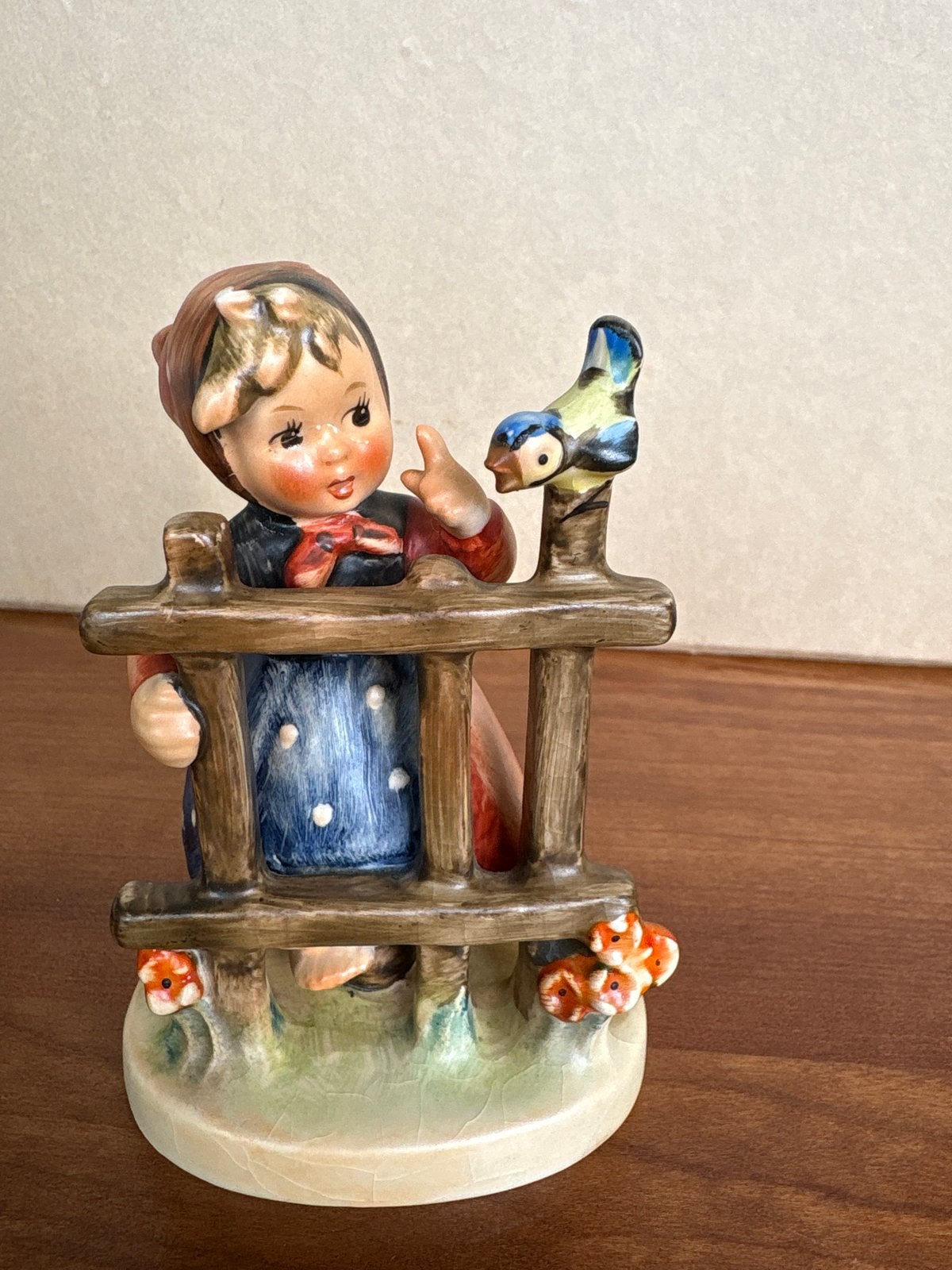 Vintage Hummel beeldje: Meisje met vogel op hek, Ophalen, Gebruikt, Hummel