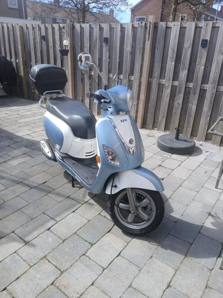 Sym Fiddle 3 Lichtblauw/Wit - 45 km p/u, Ophalen, Maximaal 45 km/u, Zo goed als nieuw, Benzine