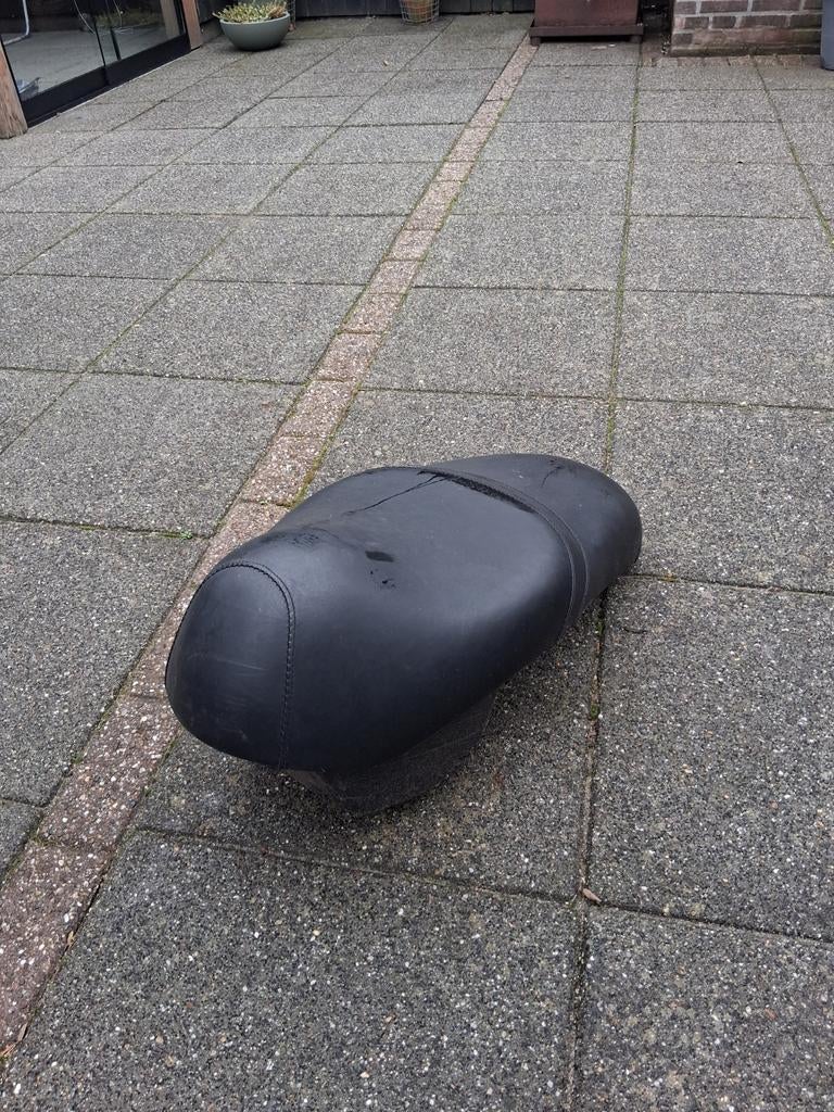 Zadel met opbergruimte voor SYM scooter, Fietsen en Brommers, Brommeronderdelen | Scooters, Ophalen of Verzenden
