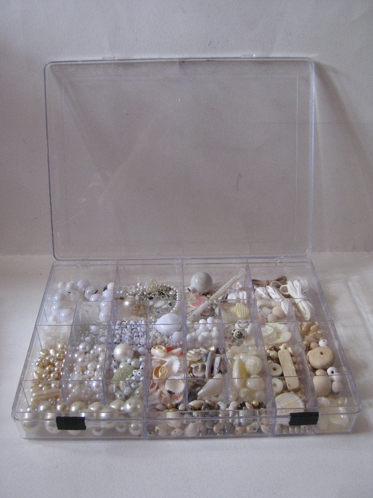 Doos kralen + onderdelen sieraden maken / wit beige parel, Ophalen, Zo goed als nieuw, Kraal