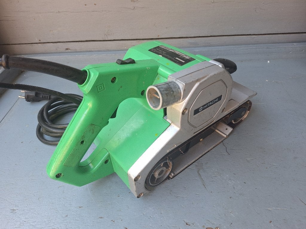 Hitachi SB-110 bandschuurmachine 950w, Doe-het-zelf en Verbouw, Ophalen of Verzenden, Gebruikt, 600 tot 1200 watt, Bandschuurmachine