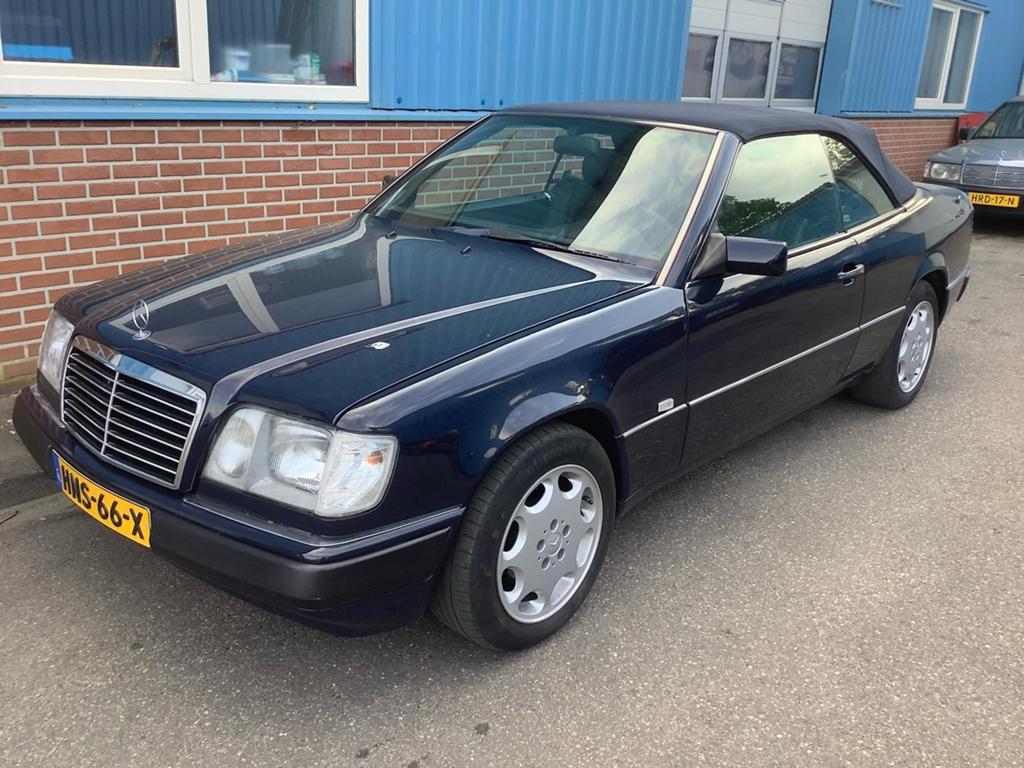 Mercedes-Benz Mercedes 1992 cabriolet 300 ce 24 vBlauw, Auto's, 1791 kg, Zwart, Cabriolet, Leder