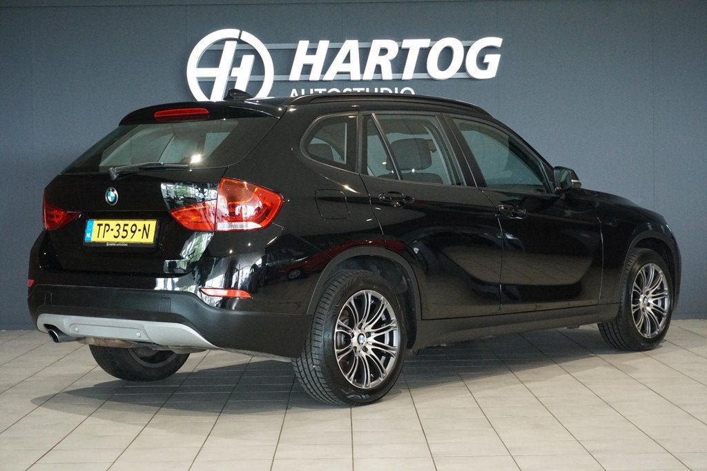 BMW X1 sDrive18i 150PK + AFN. TREKHAAK / STOELVERWARMING, Euro 6, 4 cilinders, 150 pk, Zwart