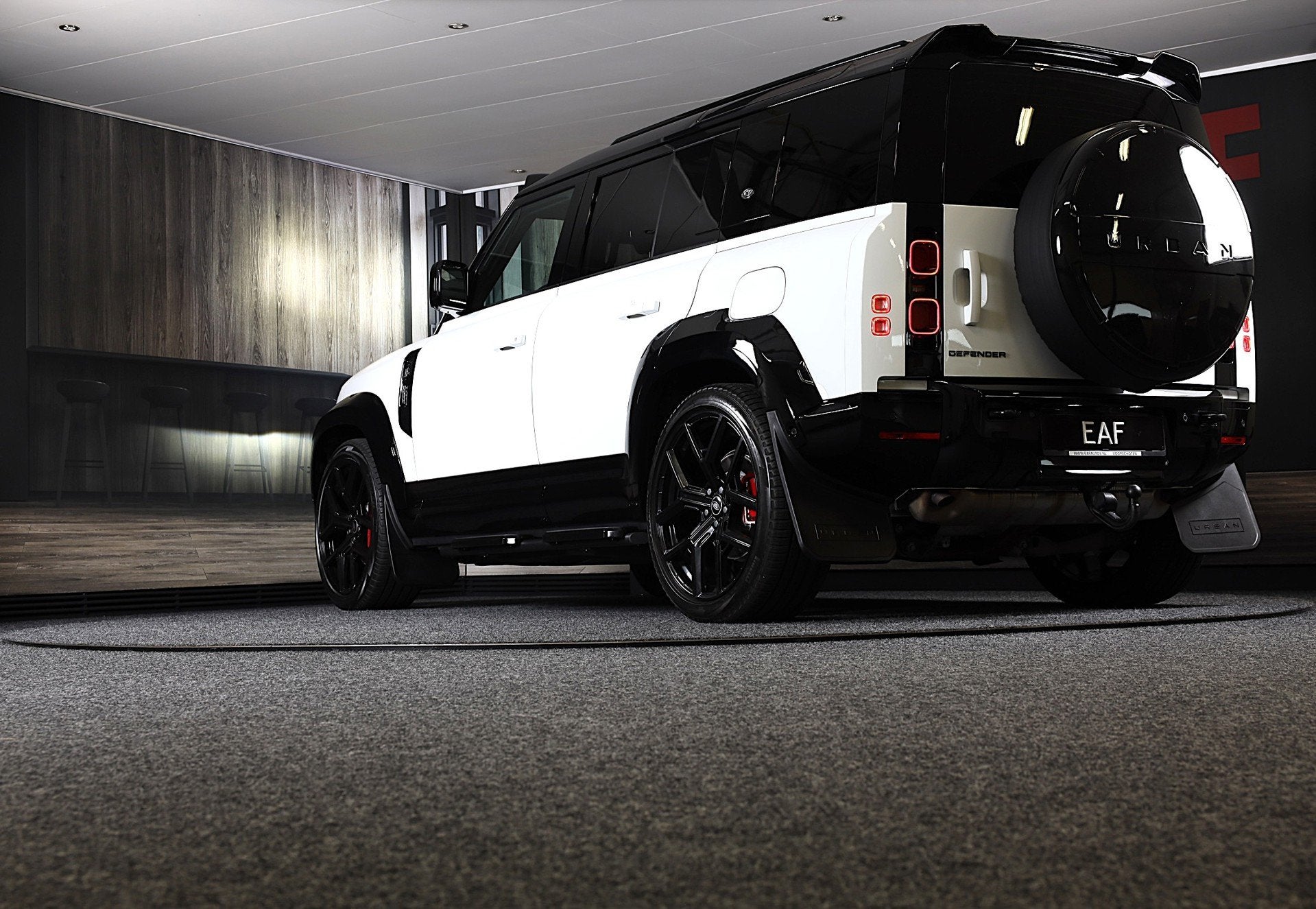 Land Rover Defender 110 2.0 P300e 110 X-Sport SE / Head Up /, Automaat, Gebruikt, Zwart, 4 cilinders