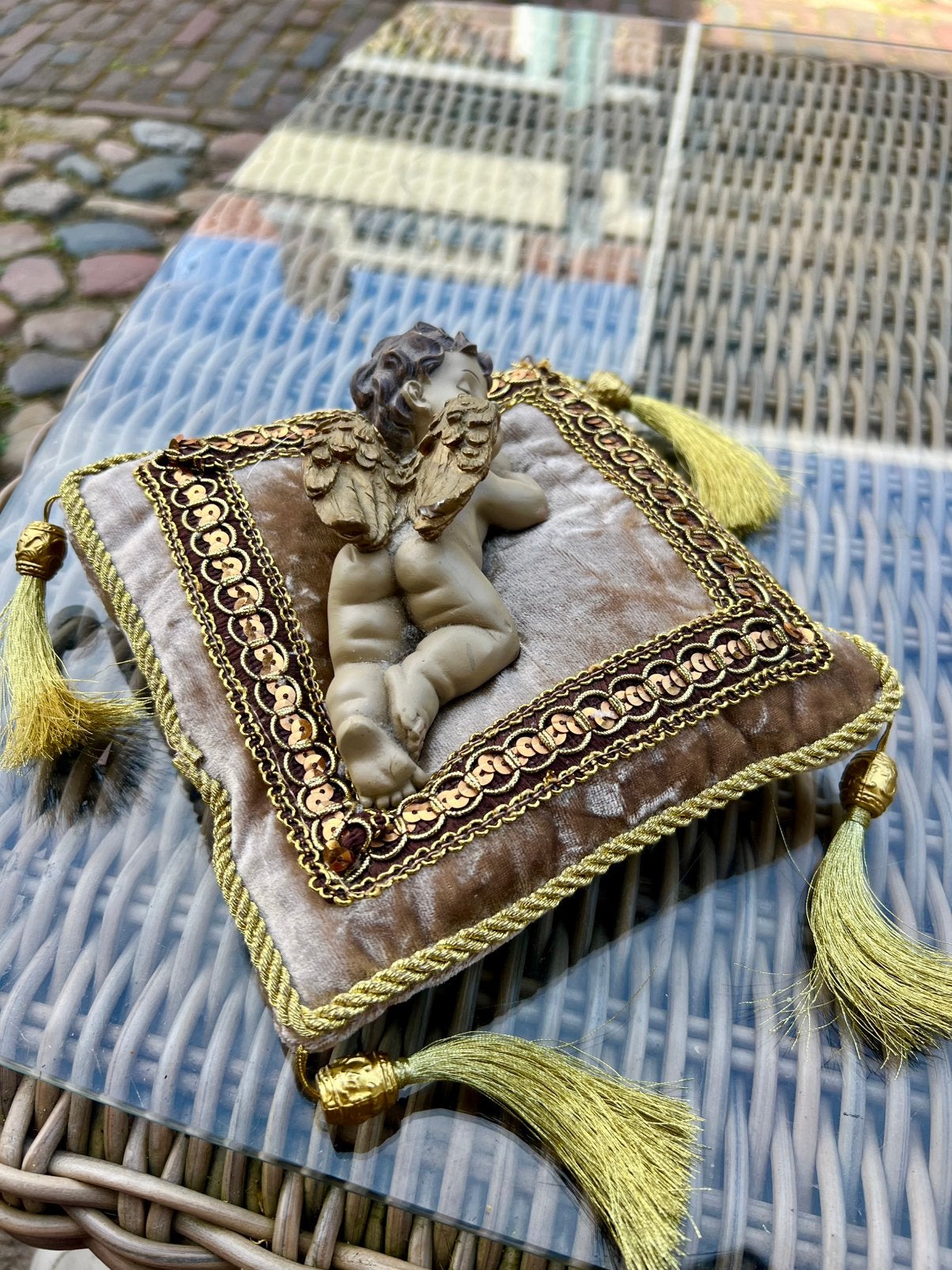 Leuk decortief kussentje met putti, herkomst uit Sicilië, Ophalen of Verzenden, Zo goed als nieuw