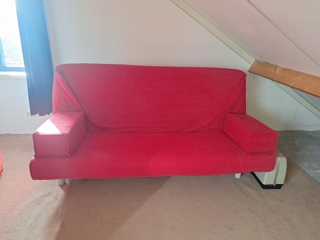 IKEA Beddinge slaapbank met rode stoffen hoes, Huis en Inrichting, Slaapkamer | Slaapbanken, Ophalen, Gebruikt, Tweepersoons, 140 cm
