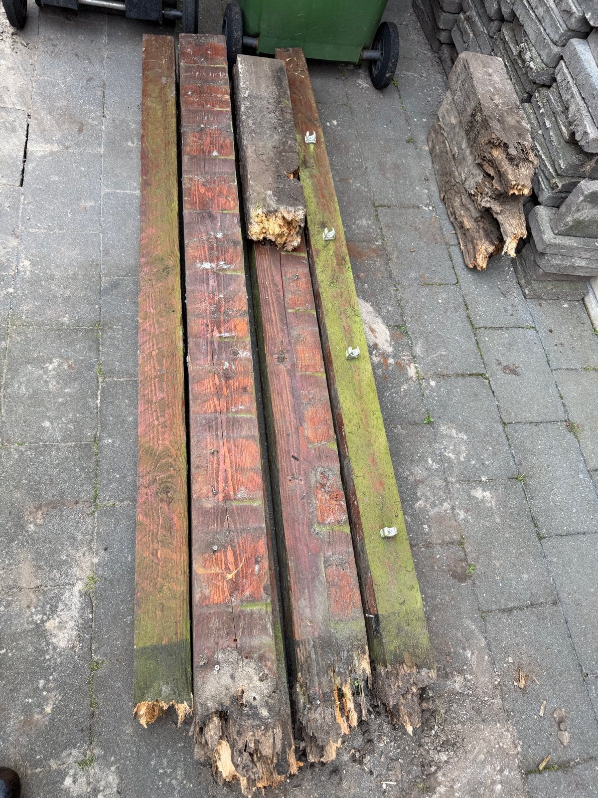 Gebruikte houten palen met beschadigde onderkant, Doe-het-zelf en Verbouw, Hout en Planken, Ophalen, Gebruikt, Balk, Overige houtsoorten