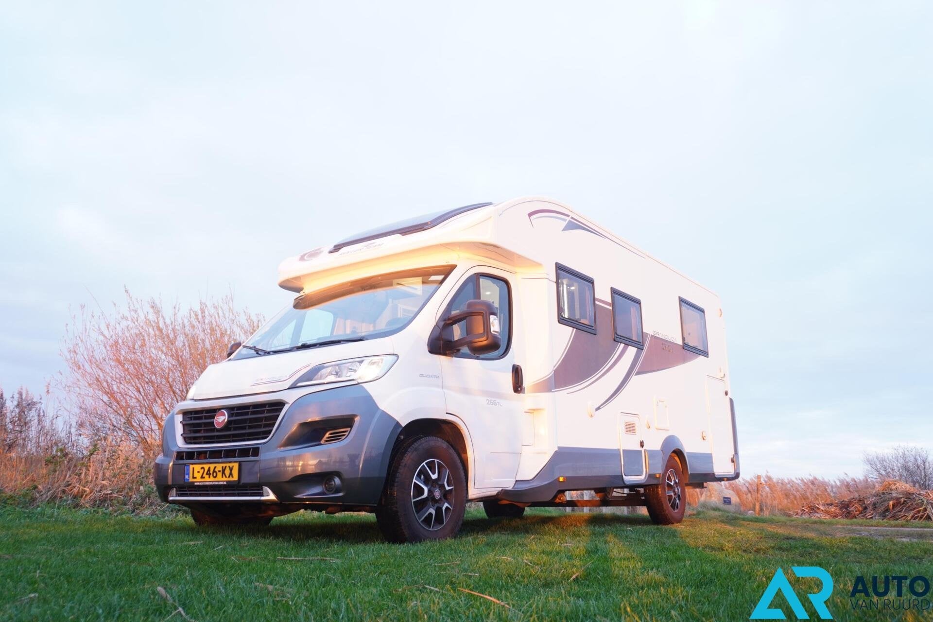 Roller team Camper * Inclusief BTW * Queensbed * 4-persoons, 7 tot 8 meter, Bedrijf, Info@caravancampercenter.nl, Half-integraal
