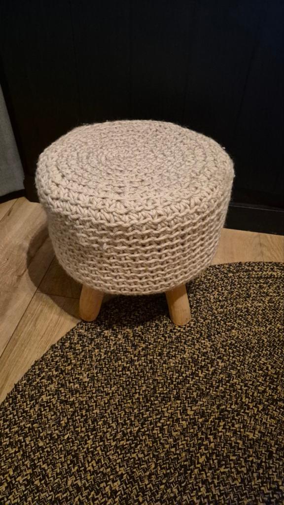 Te koop: poefje grof gebreid met houten poten., Ophalen, Rechthoekig, Minder dan 50 cm, Minder dan 50 cm
