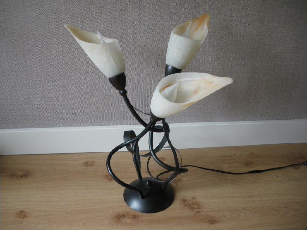 hele leuke metalen tafel lamp met 3 mooie glazen kapjes, Ophalen of Verzenden, Zo goed als nieuw, Minder dan 50 cm