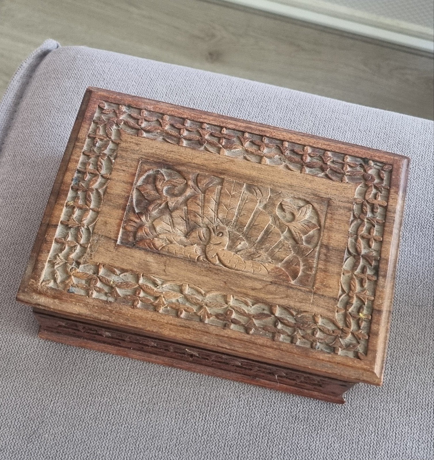 Antieke houten sieradendoos met snijwerk en sleutel, Ophalen