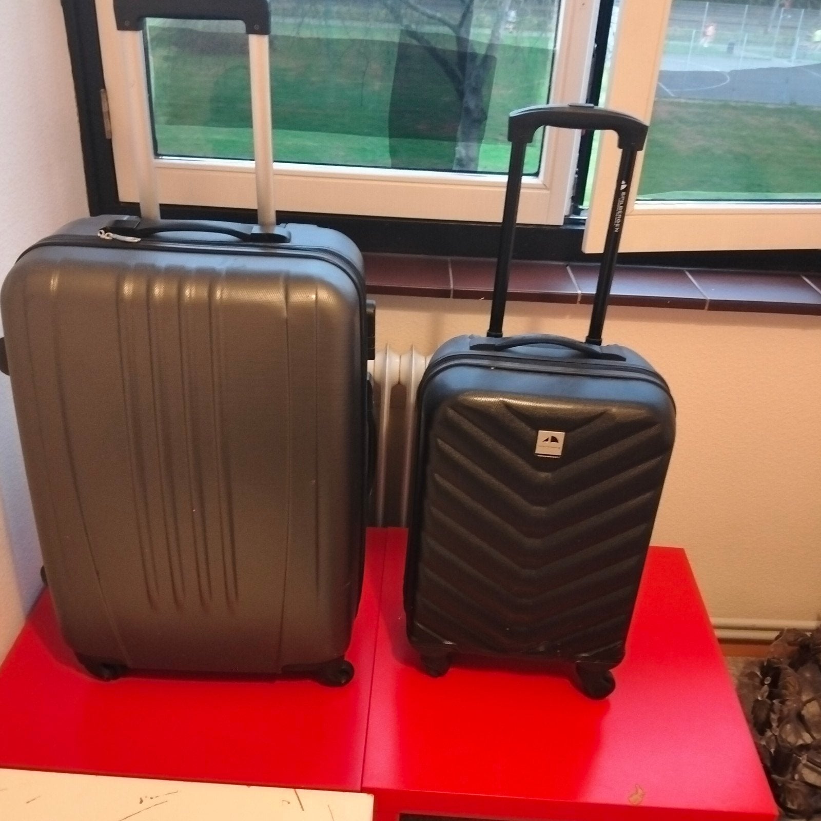 Set van 2 koffers - Handbagage en Middelgroot, 60 tot 70 cm, Wieltjes, Gebruikt, Hard kunststof