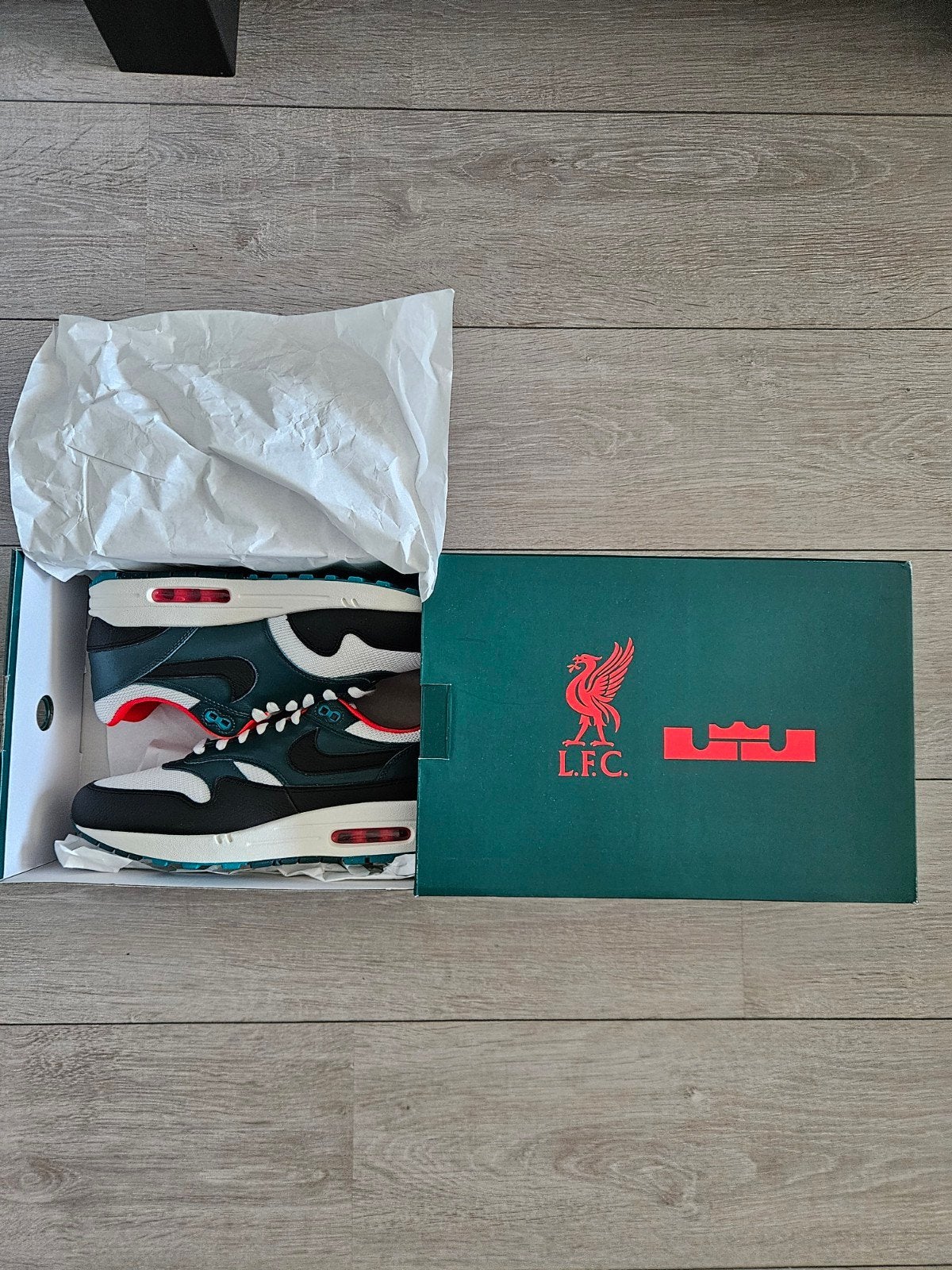 Nike Air Max 1 PRM Liverpool FC - Maat 45, Kleding | Heren, Overige kleuren, Nike, Nieuw, Ophalen of Verzenden
