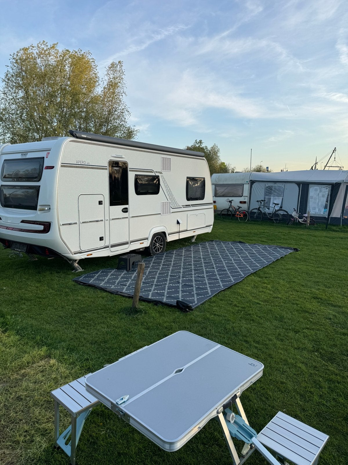 Fendt Apero 495 SKM -UNICO voortent- airco - mover - thule, Caravans en Kamperen, Dwarsbed, Hordeur, Bedrijf, Fendt