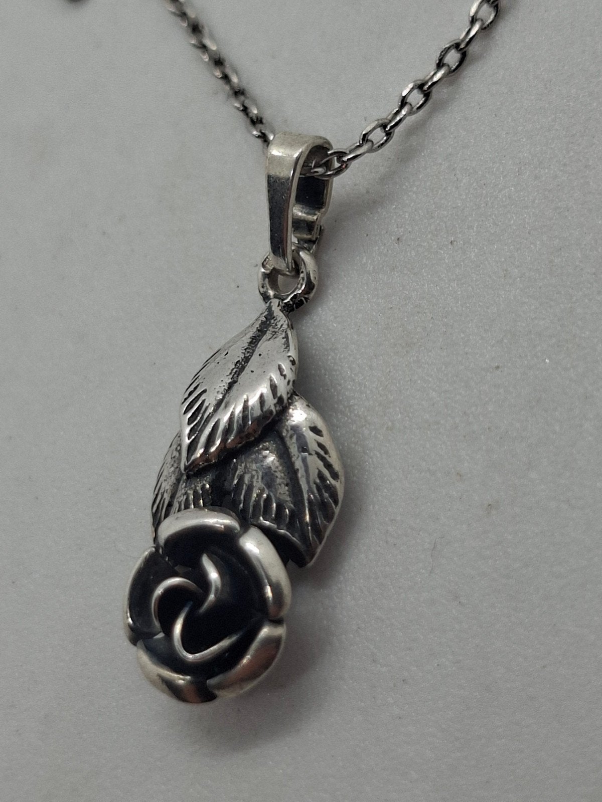 Zilveren ketting met roosje hanger - Teka Theodor Klotz, Ophalen of Verzenden, Zilver, Zilver, Met hanger