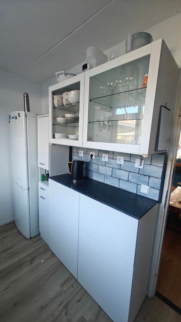 Witte bovenkast met glazen deurtjes en plankjes. Ikea (2024), Huis en Inrichting, Kasten | Overige, Ophalen, Zo goed als nieuw