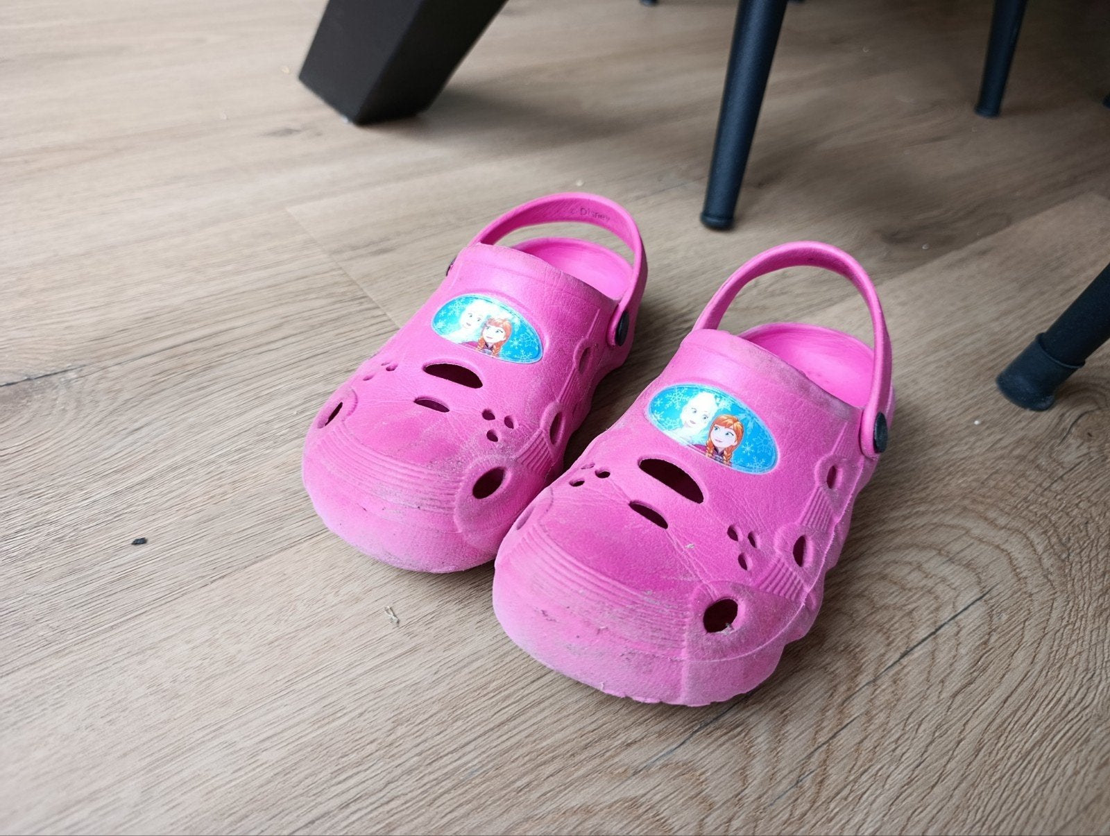 Roze Crocs Frozen Anna en Elsa - Maat 26/27 (vallen groot), Ophalen of Verzenden, Gebruikt, Crocs, Meisje