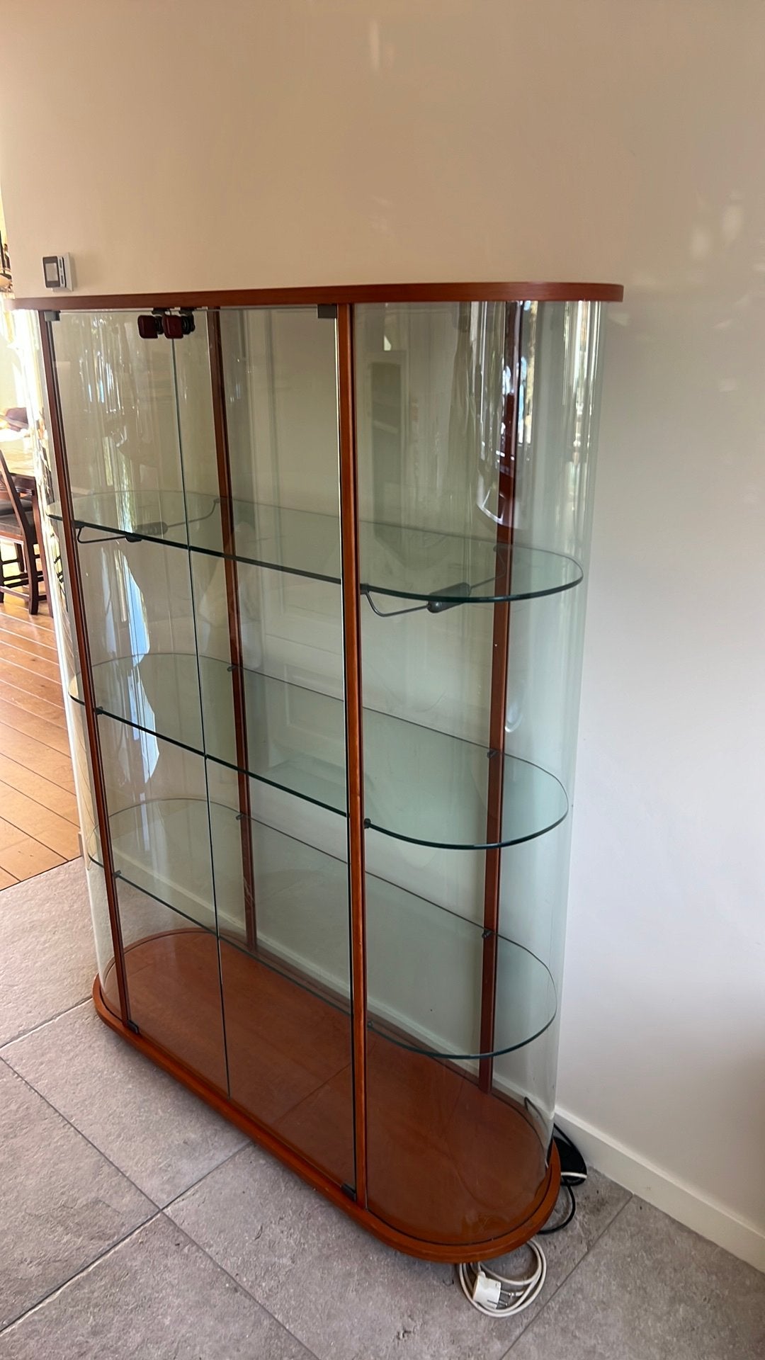 Design vitrinekast uit Italië – kersenhout & gebogen glas, Glas, 100 tot 150 cm, 100 tot 150 cm, 25 tot 50 cm